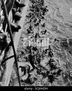 OCEANO ATLANTICO SETTENTRIONALE - 27 maggio 1941 - i marinai Kriegsmarine sopravvissuti all'affondamento della Bismarck vengono trascinati a bordo della nave da guerra HM della Royal Navy britannica Foto Stock