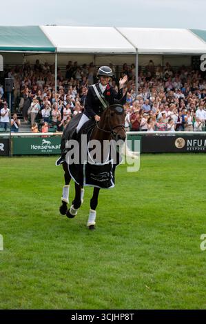 Stamford, Regno Unito. 7 settembre 2025. Rosalind Canter e Lordships Graffalo che rappresentano la Gran Bretagna vincono i Defender Burghley Horse Trials del 2025 svoltisi nei terreni di Burghley House a Stamford, Lincolnshire, Inghilterra, Regno Unito. Credito: Jonathan Clarke/Alamy Live News Foto Stock