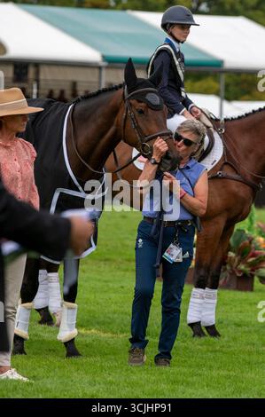 Stamford, Regno Unito. 7 settembre 2025. Lordships Graffalo ottiene un bacio dopo aver vinto i Defender Burghley Horse Trials del 2025 svoltisi nei terreni di Burghley House a Stamford, Lincolnshire, Inghilterra, Regno Unito. Credito: Jonathan Clarke/Alamy Live News Foto Stock