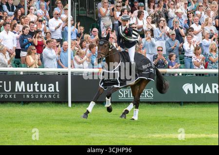 Stamford, Regno Unito. 7 settembre 2025. Rosalind Canter e Lordships Graffalo che rappresentano la Gran Bretagna vincono i Defender Burghley Horse Trials del 2025 svoltisi nei terreni di Burghley House a Stamford, Lincolnshire, Inghilterra, Regno Unito. Credito: Jonathan Clarke/Alamy Live News Foto Stock