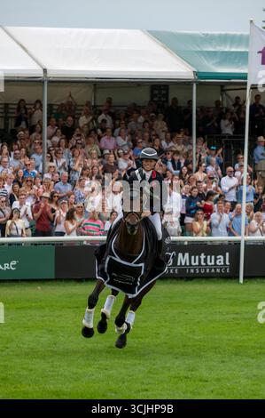 Stamford, Regno Unito. 7 settembre 2025. Rosalind Canter e Lordships Graffalo che rappresentano la Gran Bretagna vincono i Defender Burghley Horse Trials del 2025 svoltisi nei terreni di Burghley House a Stamford, Lincolnshire, Inghilterra, Regno Unito. Credito: Jonathan Clarke/Alamy Live News Foto Stock