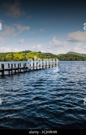 Molo sul lago Coniston in Cumbria, Inghilterra, Regno Unito Foto Stock