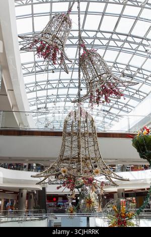 CHISINAU, MOLDAVIA - IULY 6 Un lampadario decorativo a forma di campana realizzato con materiali tessuti, adornato con fiori e cristalli appesi. Viene visualizzato in Foto Stock