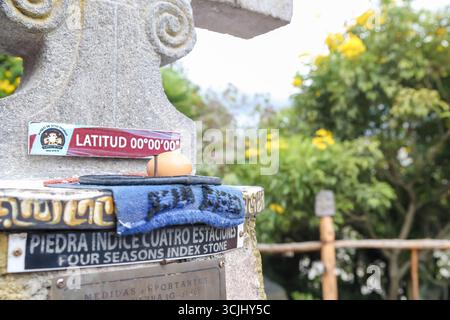 Ciudad Mitad del Mundo, Quito, Ecuador – 23 marzo 2018: Dimostrazioni alla linea equatoriale mostrano un uovo equilibrato su un chiodo Foto Stock