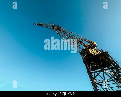 Buenos Aires, Argentina – 21 dicembre 2022: Storica gru gialla a Puerto Madero, simbolo del patrimonio portuale industriale della zona trasformata in distretto urbano Foto Stock