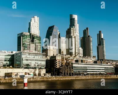 Buenos Aires, Argentina – dicembre 2022: I tifosi della Coppa del mondo affollano i caffè e i ristoranti sul lungomare di Puerto Madero dopo la storica vittoria argentina. Foto Stock