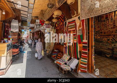 Fez, Marocco, 1 maggio 2025. Colorato suk di Fez all'interno della medina, pieno di negozi che vendono capi tradizionali Foto Stock