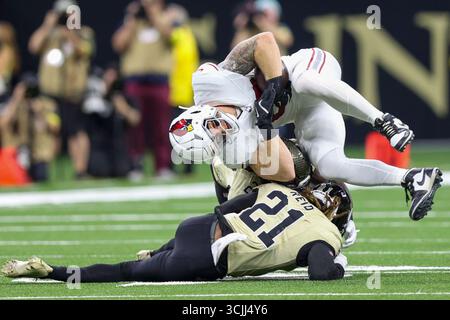 New Orleans, Stati Uniti. 7 settembre 2025. Le safety dei New Orleans Saints Julian Blackmon (28) e Justin Reid (21) sconfissero il tight end degli Arizona Cardinals Trey McBride (85) durante una gara della NFL domenica 7 settembre 2025 a Metairie, Louisiana. (Foto di Peter G. Forest/Sipa USA) credito: SIPA USA/Alamy Live News Foto Stock