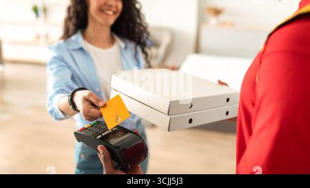 Ritratto di uomo nero che tiene in mano la macchina POS per il pagamento Foto Stock