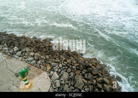 L'importanza della sicurezza nella navigazione costiera in una giornata difficile A Light in the Storm Foto Stock