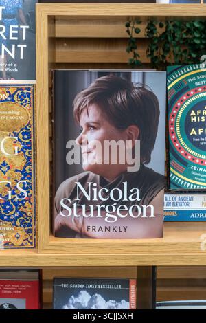 Vetrina della libreria con libri tra cui l'autobiografia di Nicola Sturgeon Frankly, 2025, Regno Unito Foto Stock
