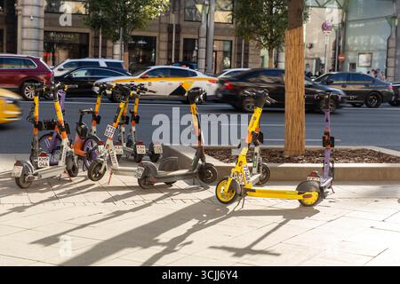 Mosca, Russia, 25 agosto 2025, scooter elettrici condivisi in una strada di Mosca. Foto Stock
