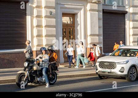Mosca, Russia, 25 agosto 2025, Un uomo e una donna in moto su una strada a Mosca. Foto Stock