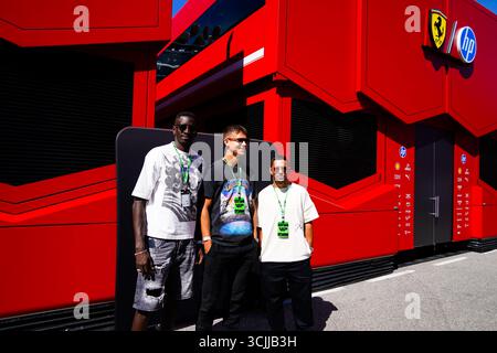 Monza, Italia. 7 settembre 2025. Ospiti nel paddock durante il Gran Premio d'Italia 2025 di Formula 1 Pirelli sul circuito di Monza, Lombardia, Italia, dal 6 al 9 settembre 2025. 16° round del Campionato del mondo di Formula 1 FIA 2025. Crediti: Alessio De Marco | Avens-Images.com/Alamy Live News Foto Stock