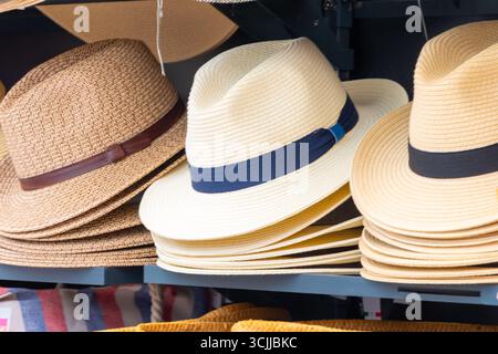Sono in vendita cappelli estivi di gondolieri veneziani in vari stili e colori Foto Stock