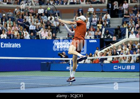 Flushing Meadows, Stati Uniti. 7 settembre 2025. Jannik Sinner d'Italia ritorna un drop shot da Carlos Alcaraz di Spagna nel secondo set nelle finali maschili degli US Open Tennis Championship 2025 all'Arthur Ashe Stadium presso l'USTA Billie Jean King National Tennis Center di Flushing Meadows, New York, domenica 7 settembre 2025. Foto di Corey Sipkin/UPI. Crediti: UPI/Alamy Live News Foto Stock