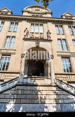 Facciata di Zentralbibliothek Zurigo, principale biblioteca pubblica e scientifica situata nel centro storico di Zahringerplatz, a zurigo, Svizzera. Foto Stock
