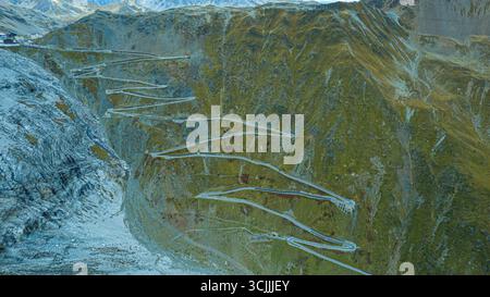 Vista aerea di Trollstigen Road Norvegia con famosi tornanti che salgono ripidi pendii di montagna iconica strada panoramica e popolare luogo di viaggio Foto Stock