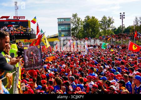 Monza, Italia. 7 settembre 2025. 9/7/2025 - Tifosi tifosi tifosi nel rettilineo principale sotto il podio dopo il Raceduring la Formula 1 Pirelli Gran Premio d'Italia 2025 sul circuito di Monza, Lombardia, Italia, dal 6 al 9 settembre 2025. 16° round del Campionato del mondo di Formula 1 FIA 2025. (Foto di Alessio De Marco/Sipa USA) credito: SIPA USA/Alamy Live News Foto Stock