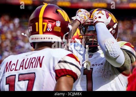 Landover, Stati Uniti. 7 settembre 2025. Il wide receiver dei Washington Commanders Deebo Samuel Sr. (1) celebra il suo touchdown con il wide receiver dei Washington Commanders Terry McLaurin (17) nel quarto periodo di una partita contro i New York Giants al Northwest Stadium di Landover, Maryland, domenica 7 settembre 2025. I comandanti batterono i Giants per 21 a 6. Foto di Bonnie Cash/UPI credito: UPI/Alamy Live News Foto Stock