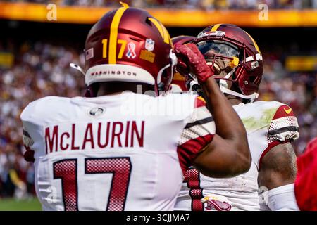 Landover, Stati Uniti. 7 settembre 2025. Il wide receiver dei Washington Commanders Deebo Samuel Sr. (1) celebra il suo touchdown con il wide receiver dei Washington Commanders Terry McLaurin (17) nel quarto periodo di una partita contro i New York Giants al Northwest Stadium di Landover, Maryland, domenica 7 settembre 2025. I comandanti batterono i Giants per 21 a 6. Foto di Bonnie Cash/UPI credito: UPI/Alamy Live News Foto Stock