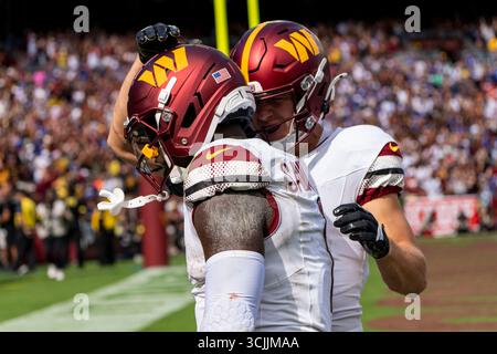 Landover, Stati Uniti. 7 settembre 2025. Il wide receiver dei Washigton Commanders Deebo Samuel Sr. (1) festeggia con il wide receiver dei Commanders Luke McCaffrey (11) dopo aver segnato un touchdown nel quarto periodo di una partita contro i New York Giants al Northwest Stadium di Landover, Maryland, domenica 7 settembre 2025. I comandanti batterono i Giants per 21 a 6. Foto di Bonnie Cash/UPI credito: UPI/Alamy Live News Foto Stock