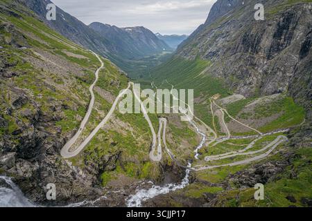 La strada di montagna di Trollstigen in Norvegia con famosi tornanti che si snodano attraverso ripide vallate e alte scogliere Foto Stock
