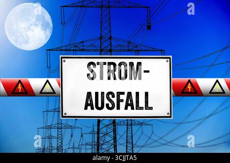 Baviera, Germania - 7 settembre 2025: FOTOMONTAGGIO, Un cartello di avvertimento con l'iscrizione: Interruzione di corrente, davanti ai pali e alle linee di alimentazione *** FOTOMONTAGE, Ein Warnschild mit der Aufschrift: Stromausfall, vor Strommasten und Leitungen Foto Stock