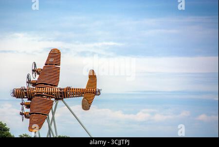 primo piano di On Freedom's Wings, la Lancaster Bomber Sculpture prende il volo, presso il Bomber County Gateway Trust Foto Stock