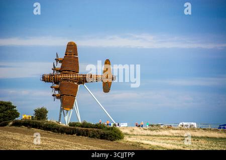 primo piano di On Freedom's Wings, la Lancaster Bomber Sculpture prende il volo, presso il Bomber County Gateway Trust Foto Stock