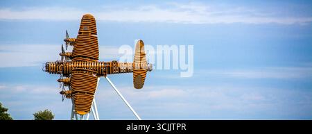 primo piano di On Freedom's Wings, la Lancaster Bomber Sculpture prende il volo, presso il Bomber County Gateway Trust Foto Stock
