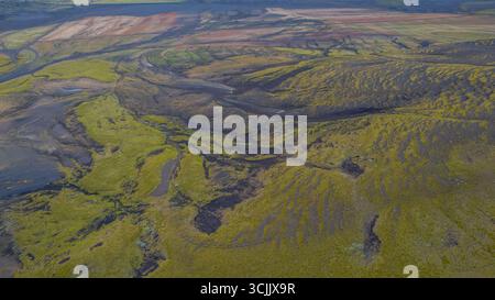 Vista aerea del terreno vulcanico coperto dal muschio islandese con tortuosi torrenti che attraversano l'aspro paesaggio dell'altopiano in motivi naturali Foto Stock