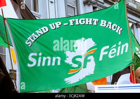 Cork, Irlanda. 6 settembre 2025. Bandiera del Sinn Fein, durante il raduno della campagna di solidarietà della Palestina di Cork nella contea di Cork. (Credit Image: © Annabelle Hamil/ZUMA Press Wire) SOLO PER USO EDITORIALE! Non per USO commerciale! Foto Stock