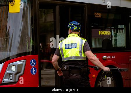 Cork, Irlanda. 6 settembre 2025. Guardia, agente di polizia irlandese, con la bici che parla con un autista di autobus nella contea di Cork. (Credit Image: © Annabelle Hamil/ZUMA Press Wire) SOLO PER USO EDITORIALE! Non per USO commerciale! Foto Stock