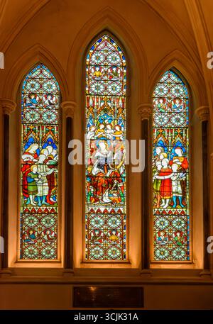 Vetrata colorata nel Chancel, South Chapel, St Patricks Cathedral, Dublino, Irlanda Foto Stock