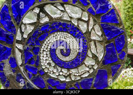 Scultura del serpente d'acqua a spirale, Dubh Linn Gardens, Dublino, Irlanda. Artista indeterminato. Foto Stock