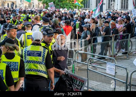 Palestina Action Demo 6 settembre 2025. Un uomo anziano arrestato per avere in mano un cartello "sostengo l'azione palestinese, mi oppongo al genocidio”. Londra Regno Unito Foto Stock
