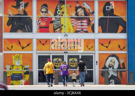 Muncy, Stati Uniti. 7 settembre 2025. Si vedono persone entrare in un negozio Spirit Halloween a Muncy, Pa. Il 7 settembre 2025. (Foto di Paul Weaver/Sipa USA) credito: SIPA USA/Alamy Live News Foto Stock