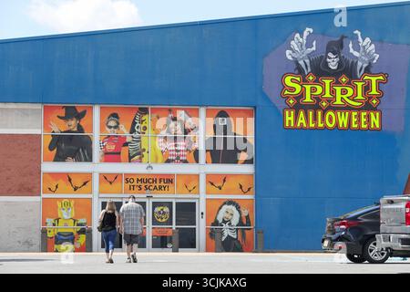 Muncy, Stati Uniti. 7 settembre 2025. Si vedono persone entrare in un negozio Spirit Halloween a Muncy, Pa. Il 7 settembre 2025. (Foto di Paul Weaver/Sipa USA) credito: SIPA USA/Alamy Live News Foto Stock