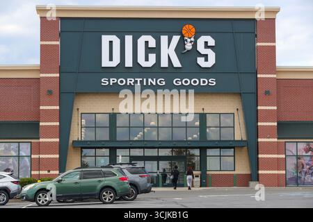 Muncy, Stati Uniti. 7 settembre 2025. Si vedono persone entrare in un negozio Dick's Sporting Goods a Muncy, Pa. Il 7 settembre 2025. (Foto di Paul Weaver/Sipa USA) credito: SIPA USA/Alamy Live News Foto Stock