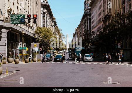 Buenos Aires, Argentina - 21 dicembre 2022: La vivace Avenida de Mayo mostra l'iconica cupola dell'edificio la Prensa (edificio la Prensa) Foto Stock