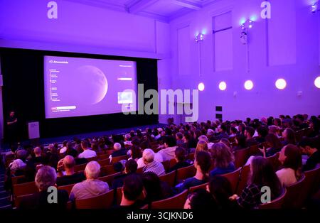 Berlino, Germania. 7 settembre 2025. La gente guarda in diretta streaming un'eclissi lunare all'Archenhold Observatory di Berlino, Germania, 7 settembre 2025. L'Osservatorio Archenhold ha aperto al pubblico gratuitamente la domenica sera, permettendo ai visitatori di sperimentare da vicino il fascino dell'astronomia. Crediti: Zhang Haofu/Xinhua/Alamy Live News Foto Stock