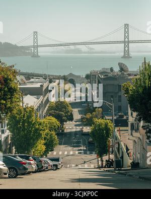 Ripida collina con vista sul San Francisco - Oakland Bay Bridge a San Francisco, California Foto Stock