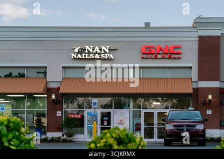New Hartford, New York - 14 agosto 2025: Vista ravvicinata di GNC Live Well e Nan Nails and Spa Inc Foto Stock