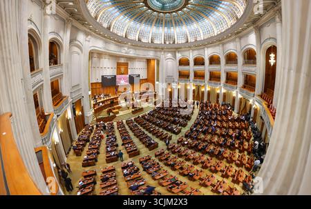 Bucarest, Romania - 14 ottobre 2024: Panorama (immagini multiple fuse) con la camera dei deputati, una delle due camere parlamentari del Ro Foto Stock