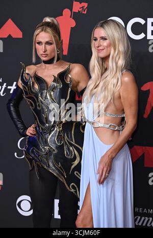 New York, Stati Uniti. 7 settembre 2025. Paris Hilton e Nikki Hilton partecipano agli MTV Video Music Awards 2025, UBS Arena, Belmont. Crediti: Doug Peters/EMPICS/Alamy Live News Foto Stock