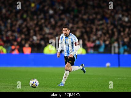 Buenos Aires, Argentina - 4 settembre: Lionel messi dell'Argentina corre con la palla durante una partita di qualificazione ai Mondiali di calcio 2026 tra Argentina e Foto Stock