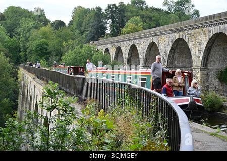 Barche o chiatte che attraversano l'acquedotto di Chirk sul canale Llangollen, con viadotto sopra al confine tra Inghilterra e Galles settembre Foto Stock