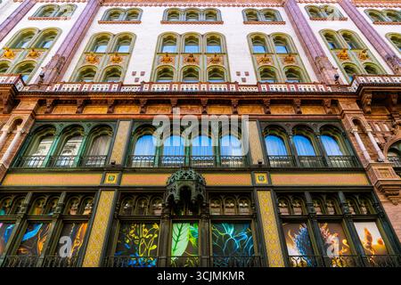 Parisi Udvar a Budapest, storico monumento architettonico con dettagli ornati e stile Art Nouveau neogotico. Foto Stock