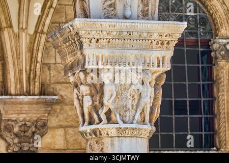 Dettagli ravvicinati delle sculture in arenaria sulla sommità delle colonne esterne del Palazzo del Rettore, sculture in stile gotico, Dubrovnik, Croazia Foto Stock